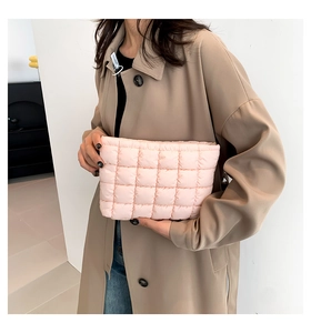 Modische gesteppte Puffer-Clutch in Hellrosa mit karierter Textur für Damen
