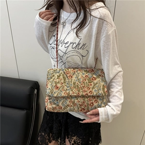 Ethno-Umhängetasche mit Blumenstickerei, Vintage-Tapisserie und goldener Kette