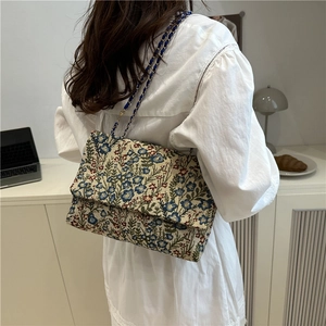 Umhängetasche im Ethno-Stil mit Blumenstickerei und blauer Tapisserie-Textur und Kette