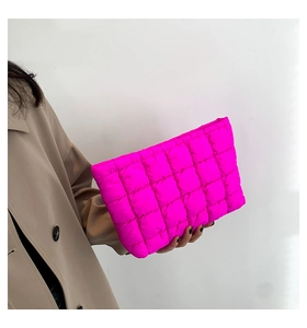 Detail der neonpinken Stepptasche mit weich gepolsterter Textur und Nähten