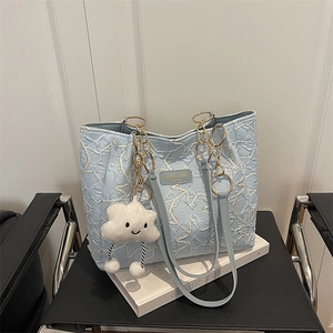 Sac fourre-tout bleu clair avec motif d'étoiles, chaîne dorée et bijou nuage