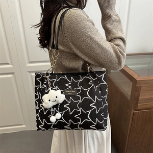 Sac fourre-tout noir matelassé avec motif d'étoiles blanches et breloque nuage