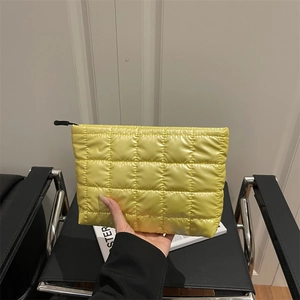 Pochette carrée matelassée jaune vif avec finition soyeuse et fermeture éclair noire