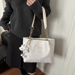 Sac cabas blanc matelassé avec bandoulière dorée et breloque nuage mignonne