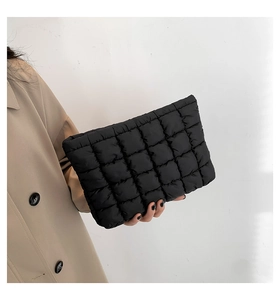 Nahaufnahme der schwarzen gesteppten Cloud-Pouch-Tasche, die vom Model getragen wird