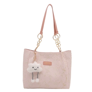 Sac cabas rose à texture étoilée, chaîne dorée et charm nuage en peluche