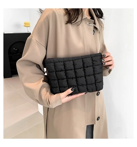 Detailansicht des schwarzen gesteppten Bubble-Stoffs und der weichen Clutch-Textur