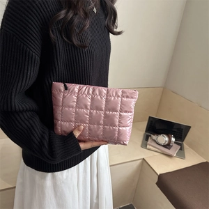 Sac à main matelassé rose pour femme en nylon métallisé avec fermeture éclair noire chic