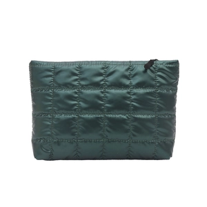 Mini pochette matelassée verte en nylon avec surpiqûres carrées et zip noir