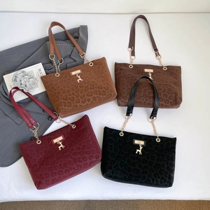 Borsa Tote da Donna con Stampa Leopardata Borsa a Spalla in Pelle Sintetica Vintage con Tracolla a Catena d'Oro e Ciondolo Cervo