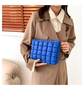 Gesteppte königsblaue Clutch mit gepolsterter Gitterstruktur als modisches Accessoire
