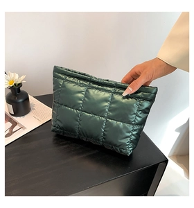 Détail du sac à main matelassé vert foncé avec finition métallique brillante
