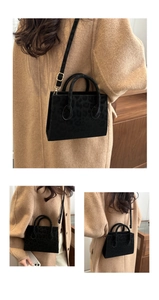 Détail du sac à bandoulière noir à motif léopard porté sur un long manteau beige chic
