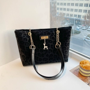 Elegante borsa tote grande con stampa leopardata nera e ciondolo a forma di cervo dorato