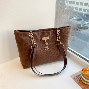 Borsa tote leopardata marrone con catena dorata e ciondolo a forma di cervo chic