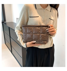 Vue détaillée de la pochette matelassée marron café en nylon avec fermeture éclair et surpiqûres