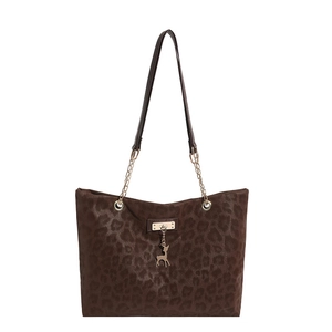 Borsa tote leopardata marrone con tracolla a catena dorata e pendente a forma di cervo