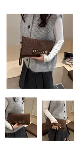 Detalle del bolso de sobre con estampado de leopardo, tachuelas y piel de ante