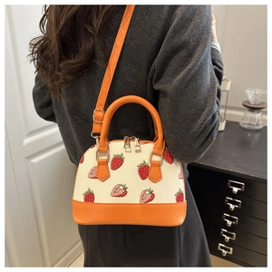 Vue de dos d'un mannequin portant un sac à main à motif cerise avec des bords orange