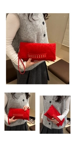 Detalle de bolso de mano rojo con estampado de leopardo, tachuelas doradas y asa