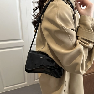 Minimalistische schwarze Lackleder-Unterarmtasche mit Hochglanz-Finish für Damenmode