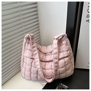 Sac hobo matelassé rose de style nuage avec bandoulière large sur le rebord de fenêtre
