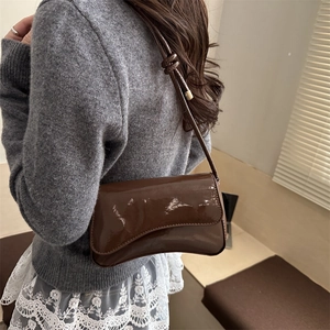 Minimalistische braune Lackleder Umhängetasche mit elegantem Bogenboden und Glanz-Optik