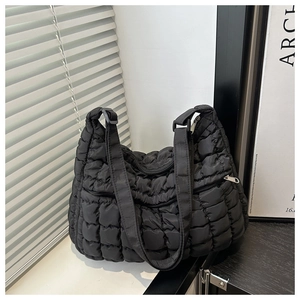 Grand sac hobo matelassé noir avec texture nuage bouffante et large bandoulière ajustable
