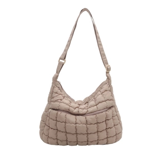 Sac fourre-tout matelassé marron avec bandoulière réglable et poche zippée fonctionnelle