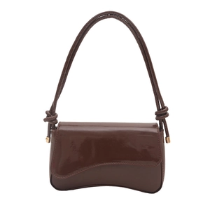 Glänzende braune Lackledertasche mit unregelmäßigem Boden und geknoteten Trägern