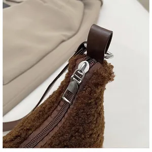 Detailansicht der braunen Sherpa-Tasche mit Silber-Reißverschluss und Lederakzenten
