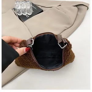 Detailansicht der braunen Plüschtasche mit schwarzem Stofffutter und Lederriemen