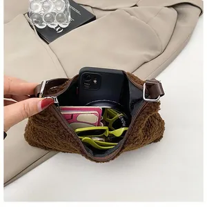 Innenansicht der braunen Plüschtasche mit großem Fassungsvermögen für Essentials