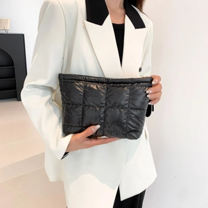 Pochette matelassée noire brillante style puffer pour un look décontracté automne-hiver
