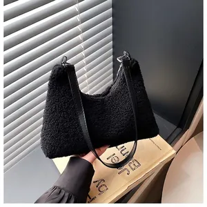 Minimalistische schwarze Plüsch Umhängetasche mit Fleece-Textur und Lederriemen