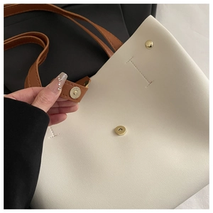 Détail du sac cabas minimaliste avec texture cuir beige et fermoir magnétique doré chic