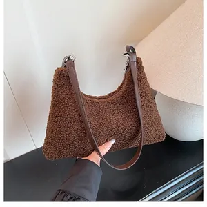 Detail der flauschigen braunen Schultertasche mit Lammwoll-Textur und Lederband