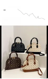 Détail de sacs à main vintage avec motifs de grille florale et fermetures éclair métalliques