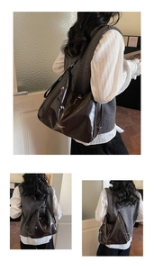Gros plan sur le cabas en cuir marron foncé avec logo blanc et texture froissée