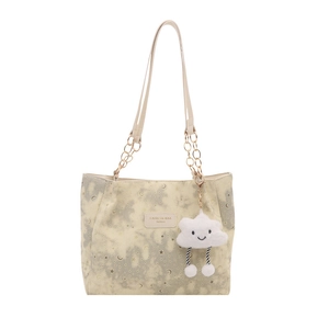 Borsa tote crema con motivo stellare, catena dorata e ciondolo a nuvola soffice