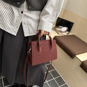 Sac bandoulière chic en daim rouge brique avec imprimé léopard et poignée supérieure