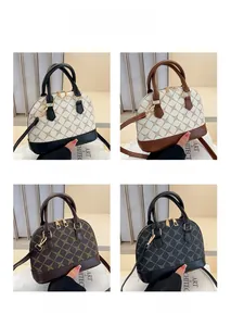 Vue détaillée de quatre sacs coquillages vintage en crème, marron, café et noir en simili cuir