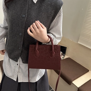 Sac seau bandoulière bordeaux motif léopard, texture mate élégante et double poignées