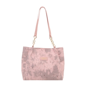 Bolso de hombro rosa con estampados de luna y estrellas grises y cadenas doradas