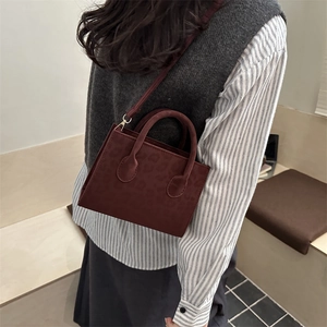 Sac seau léopard marron avec poignée supérieure et fine bandoulière réglable