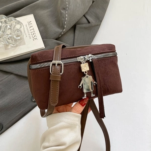 Sac bandoulière en similicuir marron avec pendentif robot et bandoulière réglable