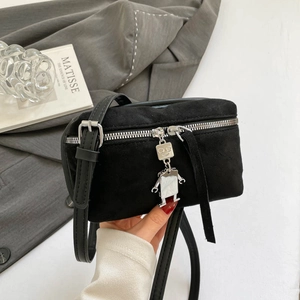 Sac bandoulière noir en daim pour femme avec un pendentif robot argenté tendance