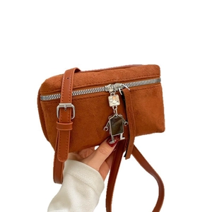 Sac bandoulière en daim caramel avec pendentif robot et finitions métalliques argent
