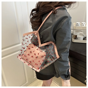 Détail du sac cabas transparent en PVC avec imprimé cerise et pochette intérieure rose