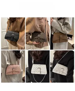 Collage de sacs bandoulière avec imprimé monogramme M et chaîne en métal élégante